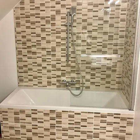 Etage Privatif Dans Grande Maison