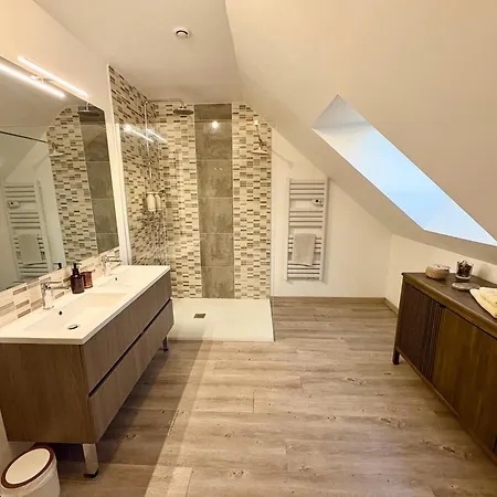 Etage Privatif Dans Grande Maison *