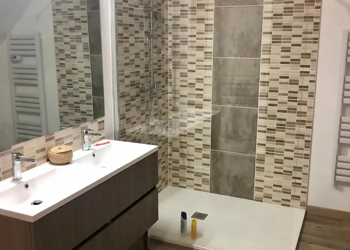 Проживание в семье Etage Privatif Dans Grande Maison Saint-Marceau (Sarthe)